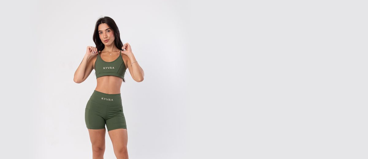 Modelo com conjunto oliva Kyvra