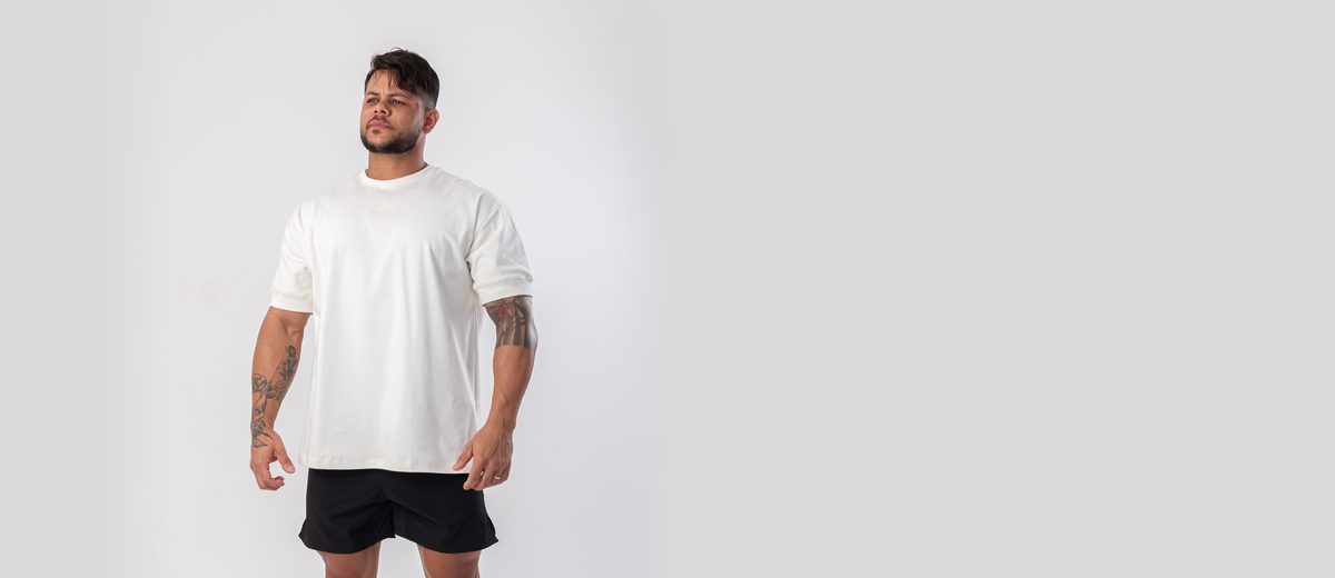 Modelo com camiseta off-white Kyvra